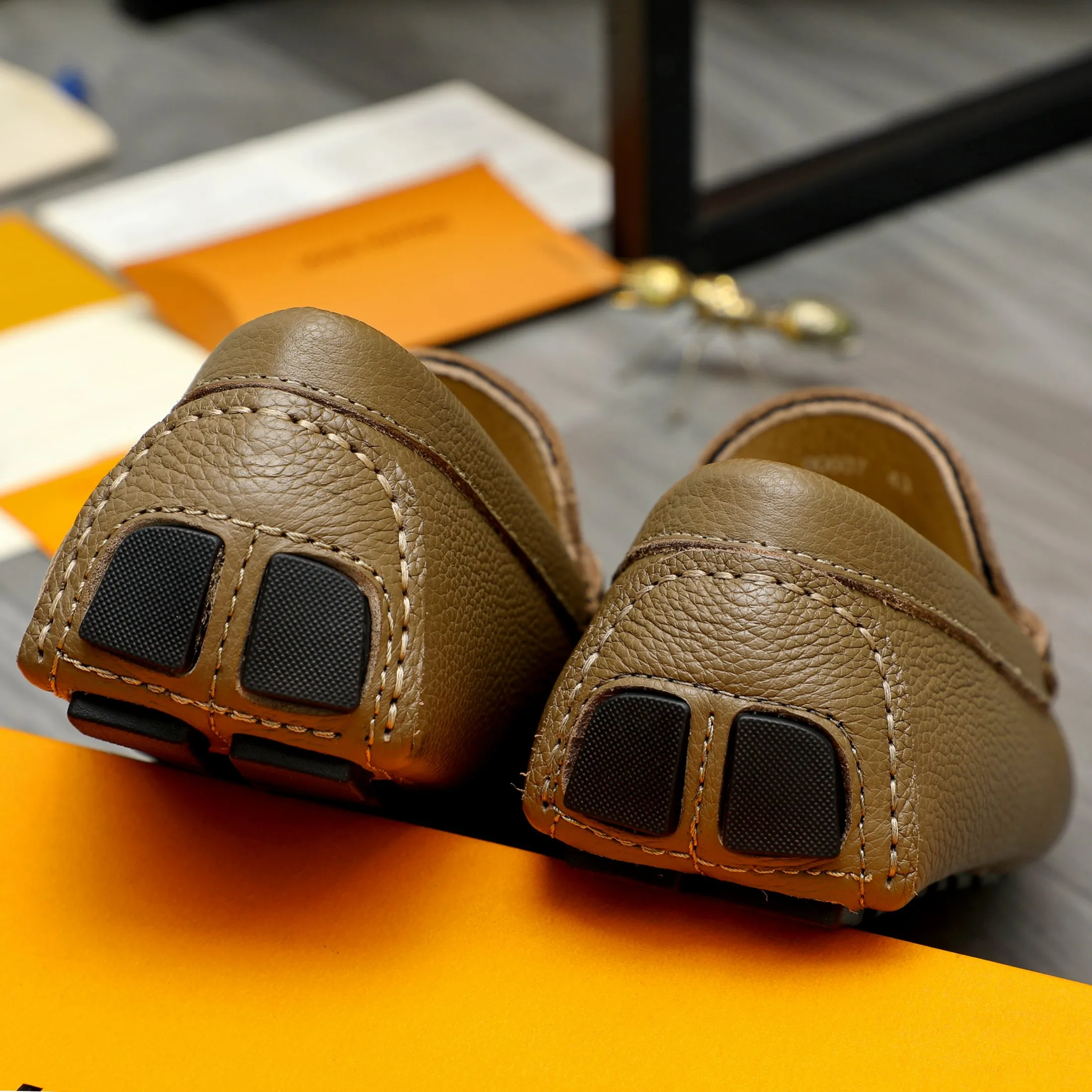 Men's shoes 💰420 Product trademark: LV "Louis Vuitton" casual slip-on shoes Regular size: 38-46 (45.46 custom-made, non-returnable) Product materials: Selected pebbled cowhide upper, sheepskin lining, original rubber outsole